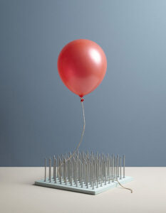 balão em cima de cama de espinhos