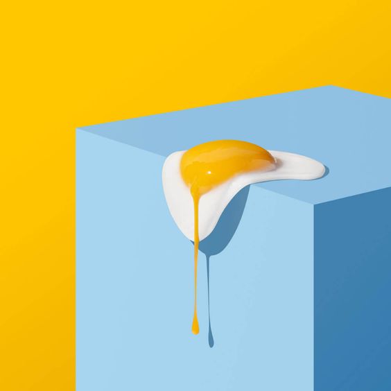 ovo caindo, simbolizando a ansiedade